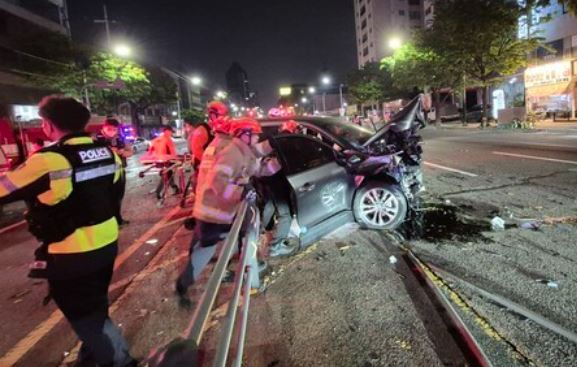 인천시 남동구에서 승용차와 SUV가 충돌하는 사고가 발생해 2명이 사망했다. 사진은 사고 현장. [사진=인천소방본부]