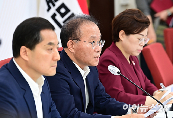 윤재옥 국민의힘 원내대표(가운데)가 2일 국회에서 열린 '무량판 공법 아파트 부실시공' 관련 기자간담회에서 발언하고 있다. [사진=곽영래 기자]