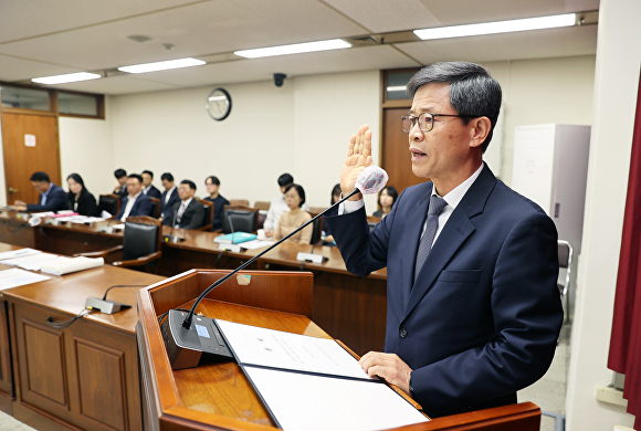 신형근 충북기업진흥원장 후보자가 16일 충북도의회에서 열린 인사청문특위원회에서 선서하고 있다. [사진=충북도의회]