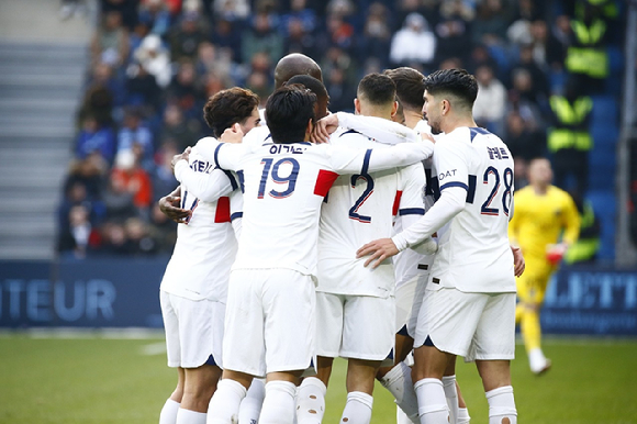 한글 유니폼을 착용한 PSG 선수들. [사진=PSG 트위터 캡처]