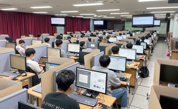 딥노이드는 부산대학교 의과대학과 함께 본과 1, 2학년 대상으로 노코딩 AI 연구 플랫폼 딥파이를 활용한 AI기반 의료영상 분석실무와 실시간 실습을 통해 의료AI 혁신 인재양성에 나선다. [사진=딥노이드]