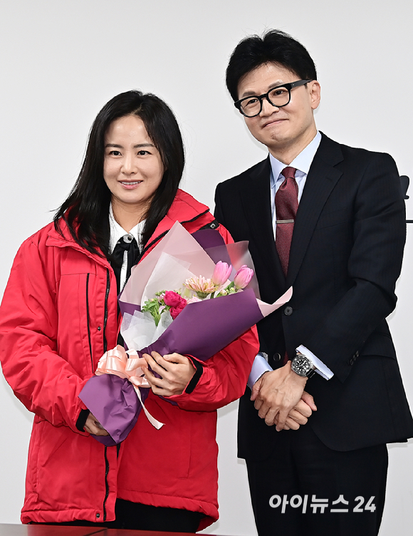 한동훈 국민의힘 비상대책위원장이 7일 오후 서울 여의도 국민의힘 중앙당사에서 열린 국민인재 영입 환영식에서 김효은 EBSi 영어강사와 기념촬영을 하고 있다. [사진=곽영래 기자]
