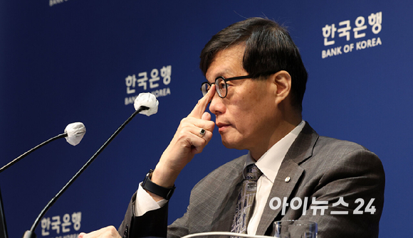 이창용 한국은행 총재가 25일 서울 중구 한국은행 본관에서 열린 금융통화위원회 본회의를 마친후 통화정책방향 기자 간담회를 열고 기자들의 질문을 받고 있다. [사진=사진공동취재단]