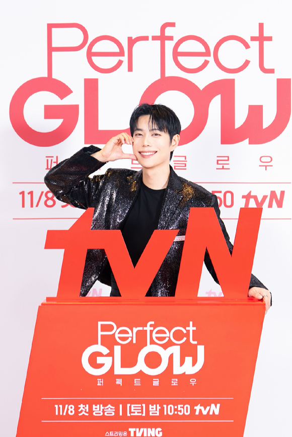 뷰티 크리에이터 레오제이가 6일 오전 온라인 중계로 진행된 tvN '퍼펙트 글로우' 제작발표회에 참석해 포즈를 취하고 있다. [사진=tvN]