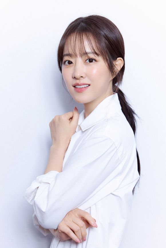 '골드랜드'에 출연한 배우 박보영이 인터뷰에 앞서 사진촬영을 하고 있다. [사진=BH엔터테인먼트]