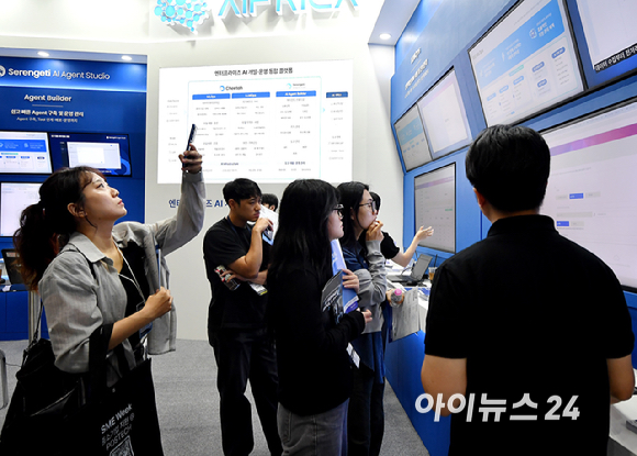 19일 서울 강남구 코엑스에서 열린 '2026 AI 서밋 서울 앤 엑스포(AISE 2026)'에서 관람객들이 부스를 둘러보고 있다. [사진=곽영래 기자]
