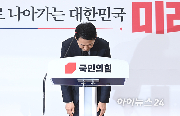 장동혁 국민의힘 대표가 20일 서울 여의도 국회에서 기자회견을 마치고 인사하고 있다. [사진=곽영래 기자]