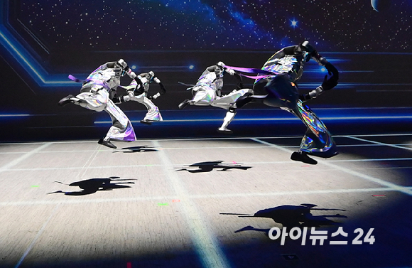 21일 오후 서울 강동구 고덕동에 위치한 로봇복합문화공간 'GALAXY ROBOT PARK'(갤럭시 로봇 파크) 그랜드 오픈 기자간담회가 열렸다. 로봇 아레나에서 로봇들이 공연을 선보이고 있다. [사진=정소희 기자]