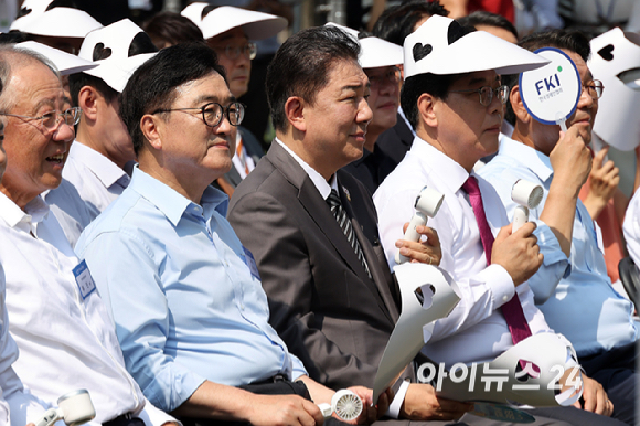 8일 서울 여의도 국회 사랑재에서 열린 K-바캉스 캠페인 "K-관광 올여름은 국내로 !"에 참석한 우원식 국회의장과 더불어민주당 김병기 당대표 직무대행 겸 원내대표, 국민의힘 송언석 비상대책위원장 겸 원내대표 등 참석자들이 구호를 외치고 있다. [사진=곽영래 기자]