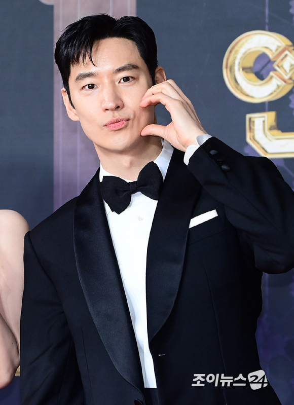 '모범택시3' 배우 이제훈이 31일 오후 서울 마포구 상암동 SBS 프리즘타워에서 열린&nbsp;2025 SBS 연기대상&nbsp;레드카펫 행사에 참석하고 있다. [사진=정소희 기자]