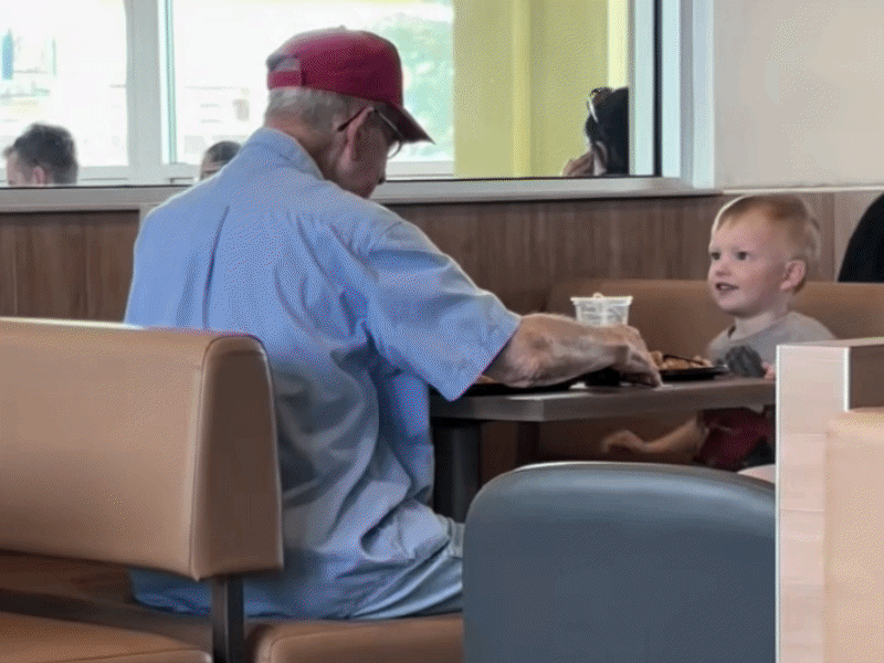 허드슨이 노인과 함께 식사를 하고 있다. [사진=틱톡 @ashlyntaylor88]