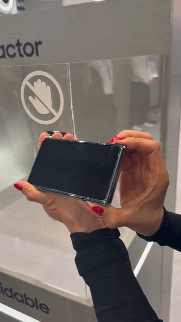 삼성디스플레이가 MWC 2026에서 전시한 '모바일 슬라이더블' 데모 제품. [사진=@Androidauthority2 유튜브 숏폼 캡처]