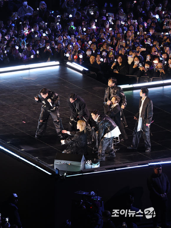 방탄소년단(BTS)이 21일 오후 서울 광화문 광장에서 정규 5집 '아리랑(ARIRANG)' 앨범 발매를 기념해 컴백 무대를 선보이고 있다. [사진=사진공동취재단]