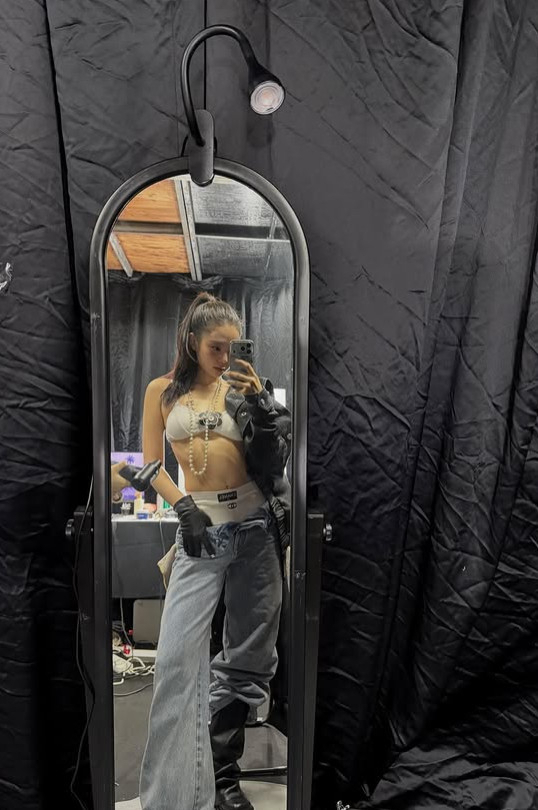 제니, &apos;인간 샤넬&apos; 아니랄까봐 속옷도 샤넬이네...파격 새깅 패션