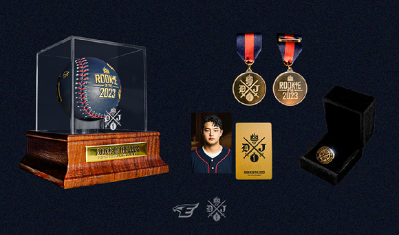 신인상을 수상한 한화 문동주가 27일 오후 서울 중구 웨스틴 조선 서울에서 열린 '2023 KBO 시상식'에서 기념촬영을 하고 있다. [사진=곽영래 기자]