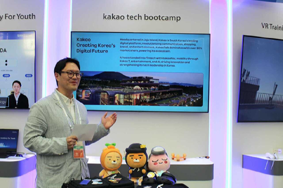 제주국제컨벤션센터에서 열린 아시아태평양 경제 협력체(APEC) 고용노동장관회의 부대 행사인 고용노동부 전시에서 카카오 관계자가 설명하고 있다. [사진=카카오]