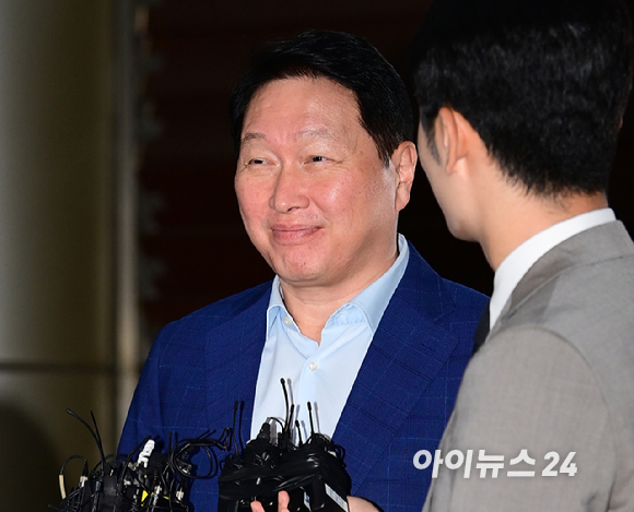 최태원 SK그룹 회장이 손정의 소프트뱅크 회장의 초청으로 미국 플로리다주 마러라고 리조트에서 열리는 투자 행사에 참석하기 위해 16일 오후 서울 강서구 김포비즈니스항공센터를 통해 출국하는 중 취재진과 인터뷰를 갖고 있다. [사진=정소희 기자]