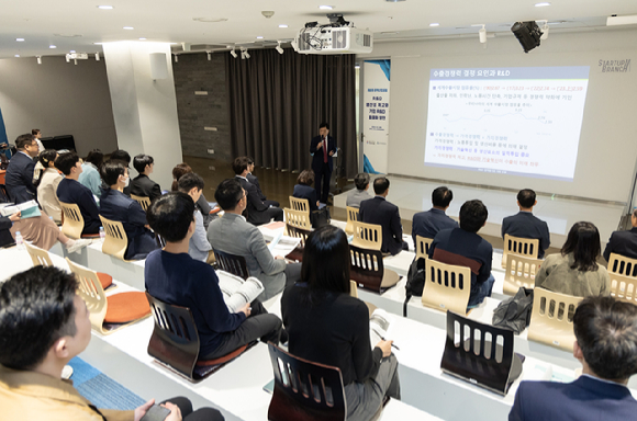 '제8차 무역산업포럼 : 수출 경쟁력과 R&D 생산성 제고 방안'에서 한국무역협회 정만기 부회장이 기조발표를 하고 있다. [사진=한국무역협회]