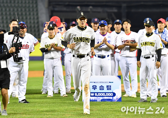 지난해 2022년 잠실구장에서 열린 퓨처스(2군)리긩 올스타전에서 MVP를 차지한 남부리그 소속 나승엽(상무)이 시상을 위해 이동하고 있다. [사진=아이뉴스24 포토 DB]