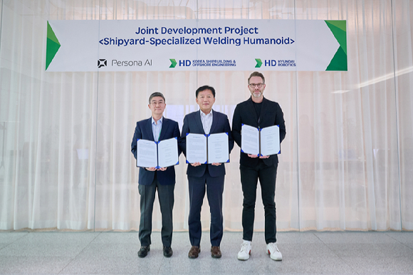 송영훈 HD현대로보틱스 솔루션개발부문장(왼쪽부터)와 이동주 HD한국조선해양 제조혁신연구소 부문장, 닉 래드포드(Nicolaus Radford) 페르소나 AI CEO가 &lsquo;조선소 특화 용접용 휴머노이드의 실증 및 상용화를 위한 공동개발 협약&rsquo;을 체결하고 있다. [사진=HD현대]