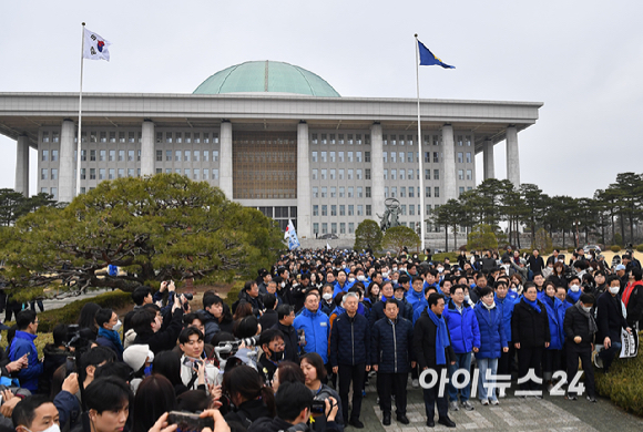 윤석열 대통령 파면 촉구 도보행진에 참가한 더불어민주당 의원들이 12일 서울 여의도 국회에서 광화문을 향해 출발하고 있다. [사진=곽영래 기자]