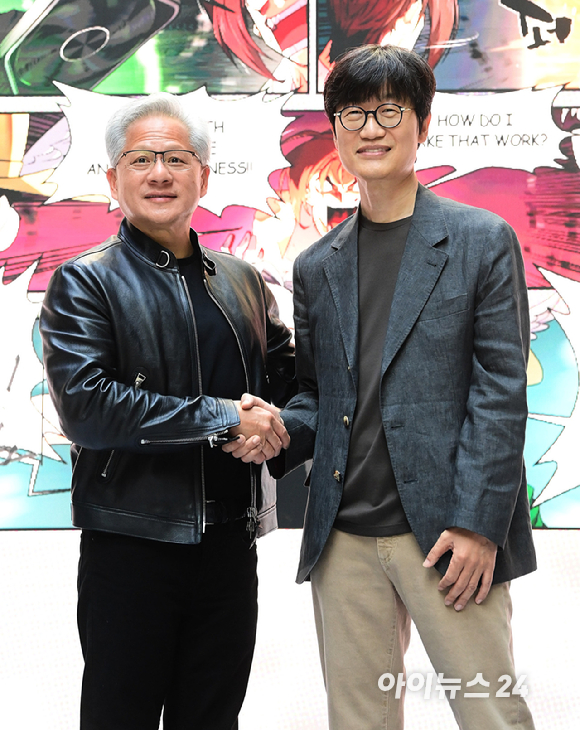 젠슨 황 엔비디아 최고경영자(CEO)가 8일 경기도 성남시 정자동에 위치한 네이버 1784 사옥에 방문해 이해진 네이버 의장과 인사하고 있다. [사진=정소희 기자]