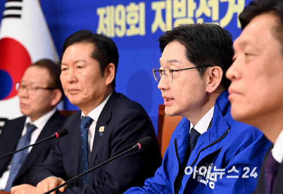 더불어민주당 경남도지사 후보로 확정된 김경수 지방시대위원장이 5일 서울 여의도 국회에서 열린 중앙당공천관리위원회 공천 심사 발표에서 발언하고 있다. [사진=곽영래 기자]