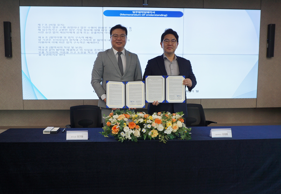 지난 13일 서울 강남구 역삼동 법무법인 YK 주사무소에서 열린 ‘법무법인 YK–한국방위산업연구소 업무협약식’에서 최기일 소장(왼쪽)과 강경훈 대표변호사가 기념촬영을 하고 있다. [사진=법무법인 YK]