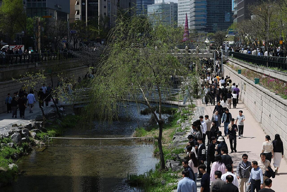 서울 청계천에서 시민들이 산책을 하고 있다. [사진=연합뉴스]