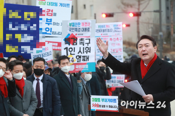 윤석열 국민의힘 대선 후보가 27일 오후 경기 성남 대장동 현장을 방문해 더불어민주당 이재명 대선 후보 등에 대한 특검 수사를 촉구하는 기자회견을 하고 있다. [사진=국회사진취재단]