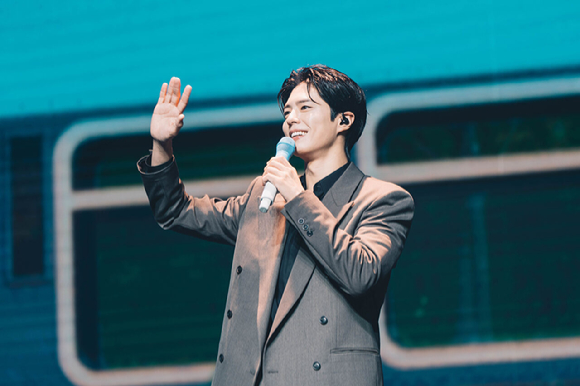 박보검이 지난 6일 마카오 더 런더너 아레나에서 진행된 팬미팅에서 팬들을 만나고 있다. [사진=더블랙레이블]