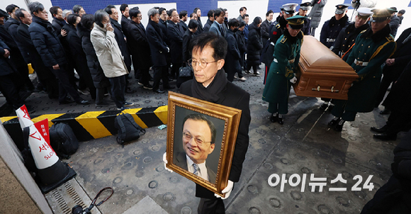 베트남 출장 중 별세한 고(故) 이해찬 전 총리의 운구 차량이 27일 서울 종로구 서울대병원 장례식장에 도착해 운구되고 있다. [사진=곽영래 기자]