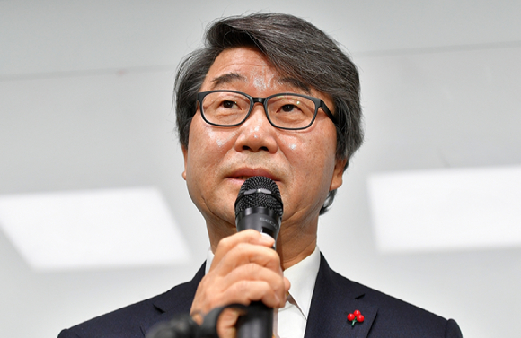 삼성그룹 준법감시위원장으로 내정된 김지형 전 대법관(법무법인 지평 대표변호사)이 9일 오전 서울 서대문구 사무실에서 기자회견을 하고 있다. [사진=조성우 기자]