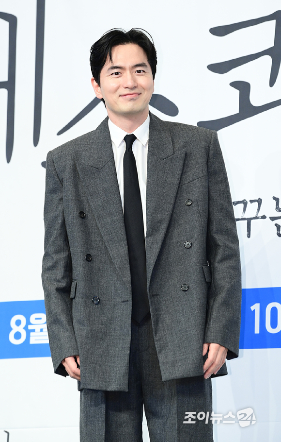 배우 이진욱이 31일 오후 서울 구로구 더링크서울 트리뷰트 포트폴리오 호텔에서 열린 JTBC 새 토일드라마 '에스콰이어: 변호사를 꿈꾸는 변호사들' 제작발표회에 참석하고 있다. [사진=정소희 기자]