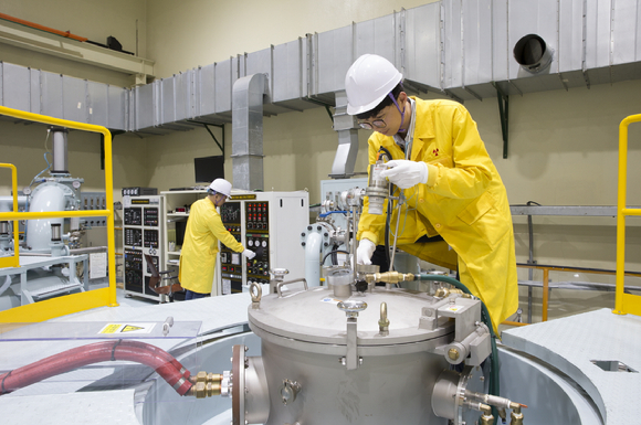 한국원자력연구원은 세계에서 유일하게 원심분무 핵연료 분말 제조기술을 적용해 고밀도 저농축 우라늄실리사이드 판형핵연료를 생산한다.. [사진=원자력연]