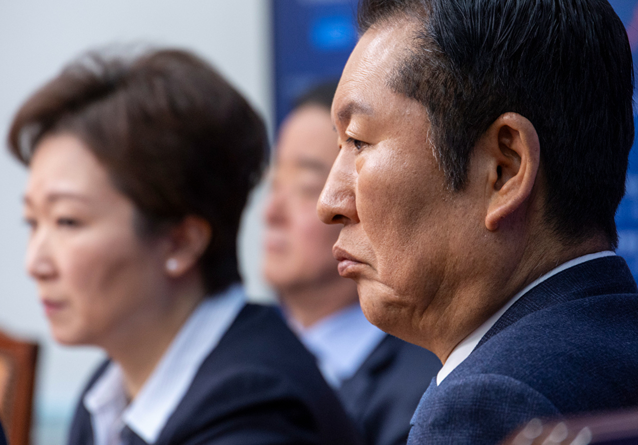 더불어민주당 정청래 대표(앞부터), 이언주 최고위원, 강득구 최고위원이 6일 국회에서 열린 최고위원회의에서 굳은 표정으로 앉아 있다.이날 민주당 최고위원회의는 조국혁신당의 합당과 관련한 진행을 놓고 정청래 대표와 이언주, 황명선, 강득구 최고의원이 대립했다 . 2026.2.6 [사진=연합뉴스]