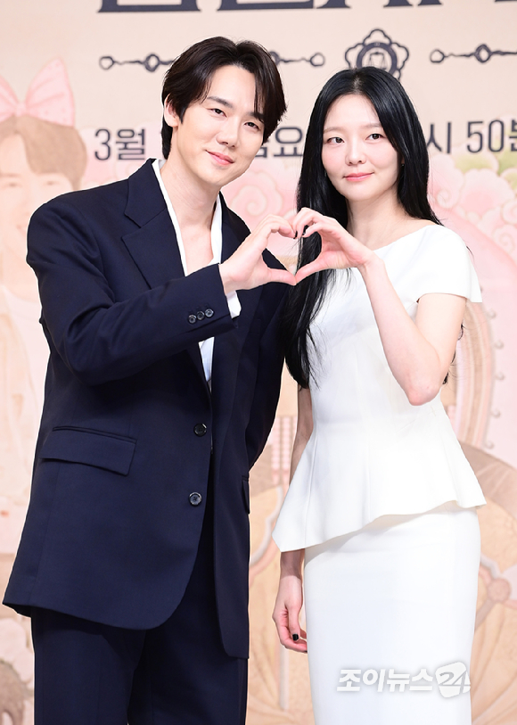 배우 유연석과 이솜이 11일 오후 서울 양천구 목동 SBS사옥에서 열린 SBS 새 금토드라마 '신이랑 법률사무소' 제작발표회에 참석하고 있다. [사진=정소희 기자]