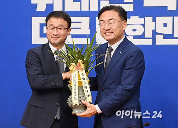 신장식 조국혁신당 신임 당대표가 28일 서울 여의도 국회에서 한병도 더불어민주당 당대표 직무대행 겸 원내대표를 예방하고 있다. [사진=곽영래 기자]