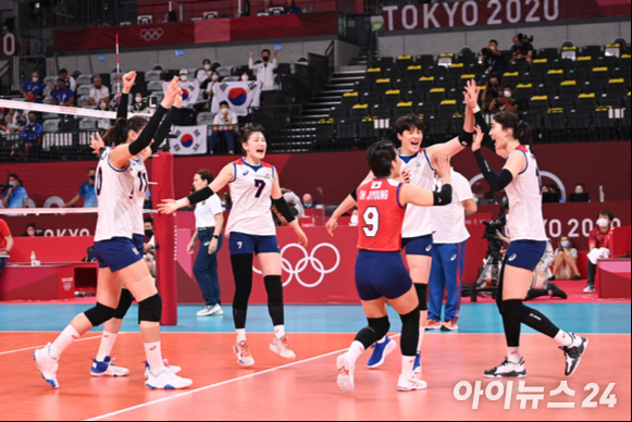 8일 오전 일본 도쿄 아리아케 아레나에서 '2020 도쿄올림픽' 여자 배구 동메달 결정전 대한민국과 세르비아의 경기가 펼쳐졌다. 한국 여자 배구대표팀이 환호하고 있다. [사진=정소희 기자]