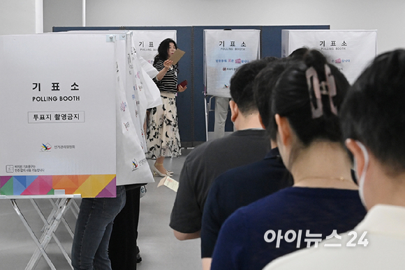 제9회 전국동시지방선거 사전투표 첫 날인 29일 오전 서울 중구 소공동행정복합청사에 마련된 사전투표소에서 권자들이 소중한 한 표를 행사하고 있다.사전투표는 29일~30일 이틀간 오전 6시부터 오후 6시까지 전국 3571개 사전투표소에서 일제히 실시된다. [사진=곽영래 기자]