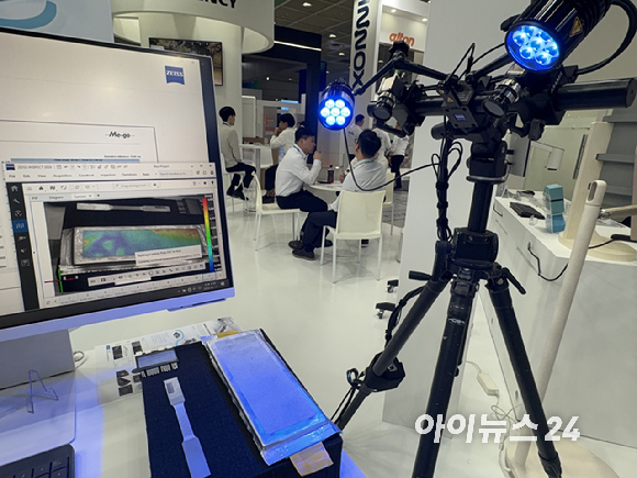 자이스(ZEISS)가 11일 인터배터리 2026 부스에서 산업용 CT 장비 'METROTOM'을 소개하고 있다. [사진=권서아 기자]