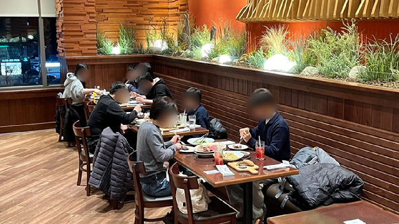 다이닝브랜즈그룹이 영케어러를 아웃백에 초대해 식사를 제공했다. [사진=다이닝브랜즈그룹]