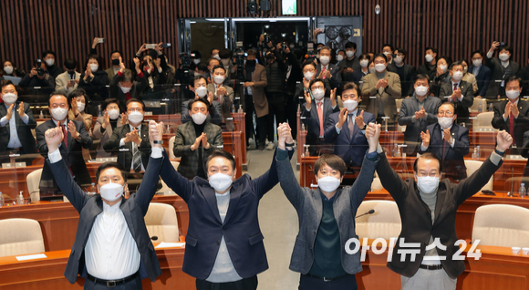 윤석열 국민의힘 대선 후보와 이준석 대표가 6일 국회에서 열린 의원총회에서 두 팔을 들어올리고 있다. 왼쪽부터 김기현 원내대표, 윤석열 대선 후보, 이준석 대표, 권영세 선대본부장. [사진=김성진 기자]