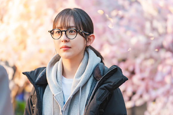 &apos;스피릿 핑거스&apos; 박지후, 무채색 벗은 청춘 변신⋯반전 매력