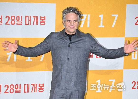 영화배우 마크 러팔로가 20일 오전 서울 강남구 메가박스 코엑스에서 열린 영화 '미키 17' 내한 기자간담회에서 포토타임을 갖고 있다. [사진=곽영래 기자]