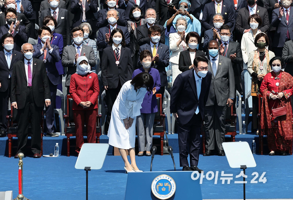 윤석열 대통령이 10일 국회에서 열린 제20대 대통령 취임식에 김건희 여사와 입장해 국민들과 참석인사를 향해 인사하고 있다. [사진=국회사진취재단]