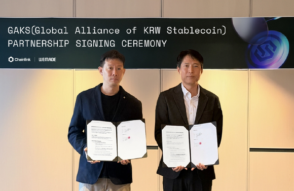 (좌측부터) 션 정(Sean Chung) 체인링크 랩스 APAC 비즈니스 파트너십 총괄, 김석환 위메이드 부사장. [사진=위메이드]