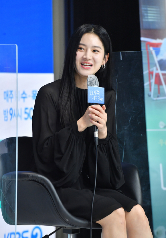 배우 박주현이 20일 온라인으로 진행된 KBS 2TV 새 수목드라마 '너에게 가는 속도 493km' 제작발표회에 참석해 소감을 말하고 있다. [사진=KBS]