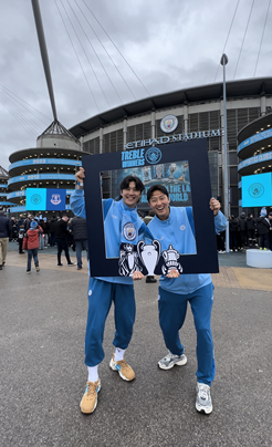 SNS 통합 팔로워 170만명을 보유한 풋볼크리에이터 더투탑이 EPL 맨체스터 시티 구단을 방문해 다양한 콘텐츠를 제작했다. [사진=워프코퍼레이션]