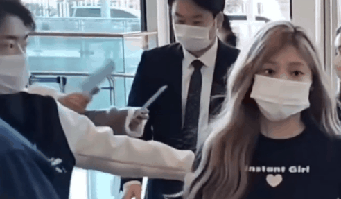 그룹 에스파 윈터가 26일 오후 서울 마포구 성산동 서울월드컵경기장에서 진행된 제27회 드림콘서트 레드카펫에 참석해 공연을 하고 있다.글로벌 온라인 온택트 콘서트로 개최되는 제27회 드림콘서트는 NCT DREAM, aespa, 오마이걸, 브레이브걸스, 모모랜드, 있지, 골든차일드, 김재환, ACE, 포르테 디 콰트로, 하성운 등이 출연해 축제의 장을 만들 예정이다. [사진=김성진 기자]